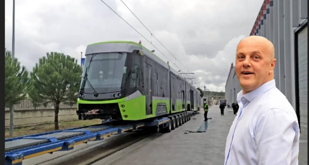 Operă de „artă” pe tramvaiul nou – o poveste surprinzătoare în mijlocul orașului