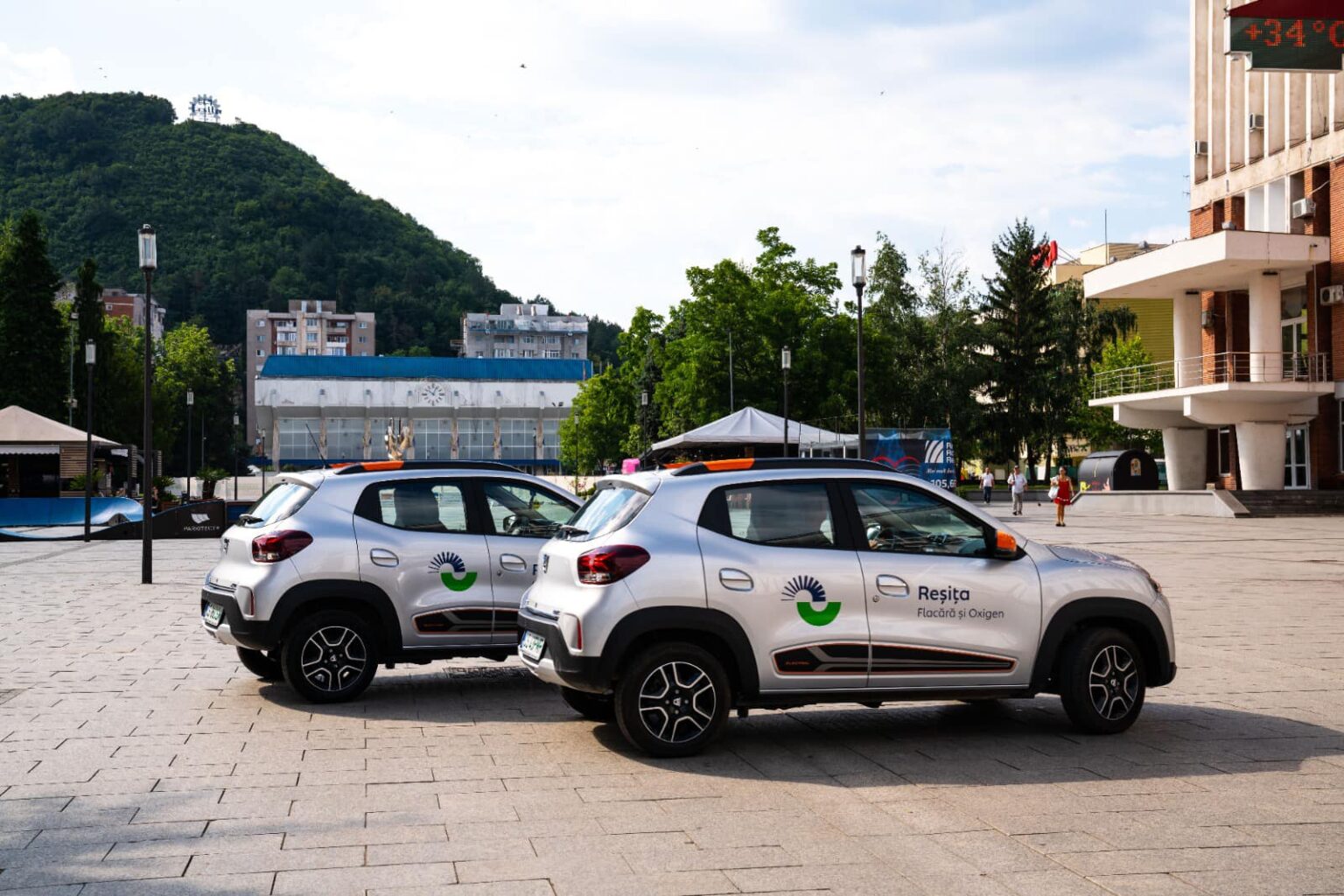Reșița merge pe verde: Primăria achiziționează mașini electrice și instalează stații de încărcare în tot orașul