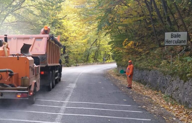 Lucrări de modernizare pe Valea Cernei: drumul care leagă Băile Herculane de Târgu Jiu intră în reparații