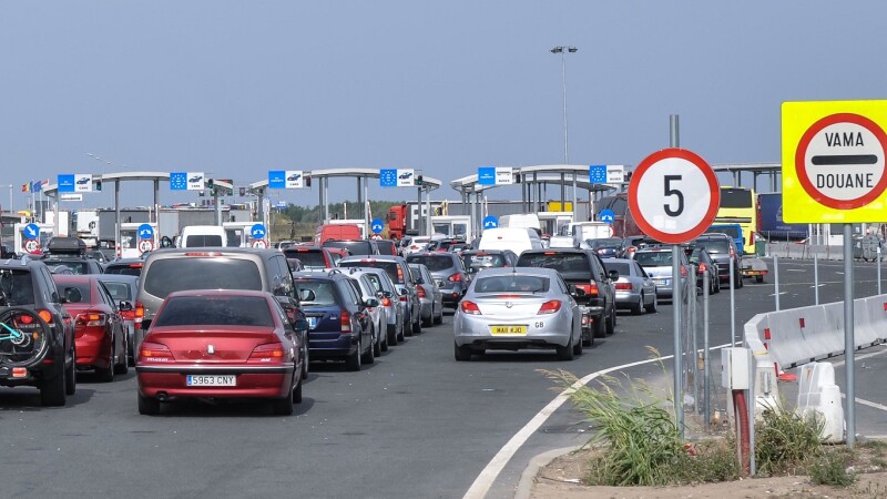 Aglomerație la frontieră: 12 artere deschise la Nădlac II pentru ieșirea din țară