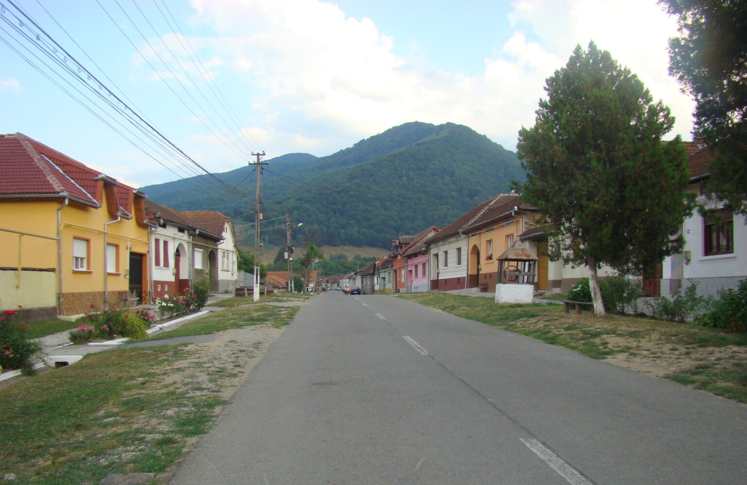 Drum modernizat cu asfalt de calitate superioară și trotuare noi în comuna Marga