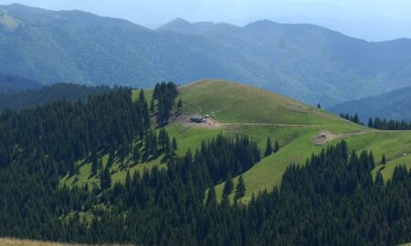 Excursioniști rătăciți în Munții Poiana Ruscă. Echipele de salvare au intervenit pentru a-i găsi în siguranță