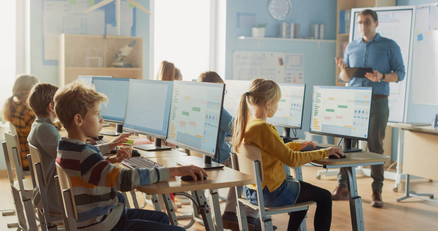 Primăria Comunei Constantin Daicoviciu anunță implementarea proiectului „Modernizarea infrastructurii educaționale prin dotarea cu mobilier adecvat și echipamente digitale a școlilor din comuna Constantin Daicoviciu, județul Caraș-Severin”