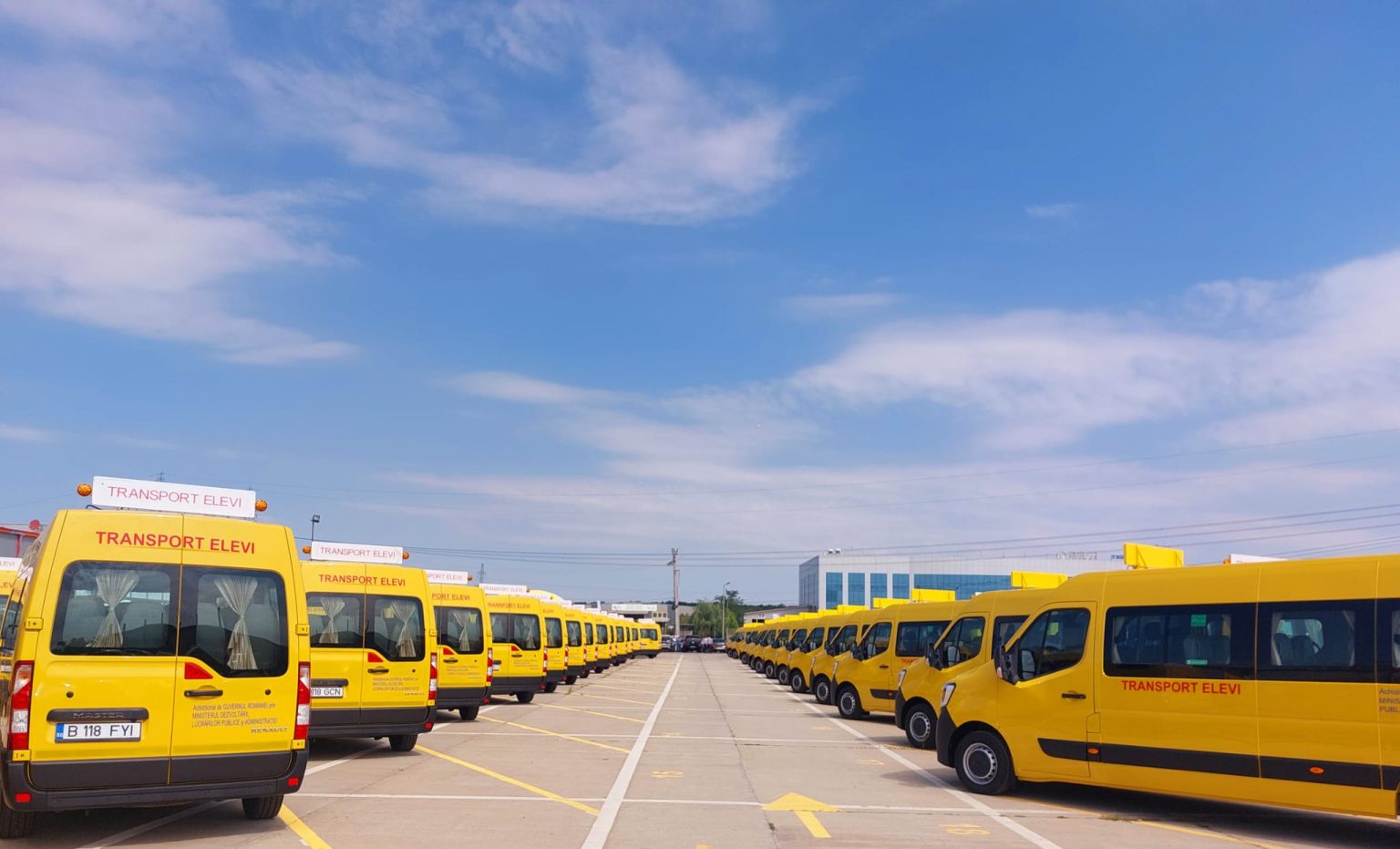 Dotări înainte de începerea anului școlar: patru primării din Timiș și câte două din Arad, Caraș-Severin și Hunedoara au primit microbuze școlare
