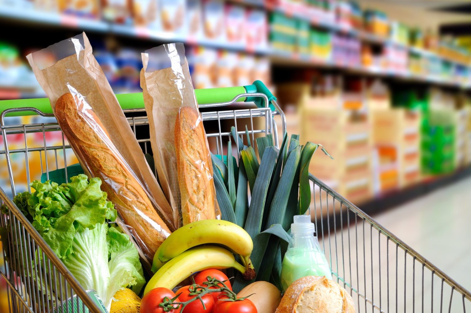 Efectele ordonanței de plafonare a adaosurilor: alimentele de bază s-au ieftinit cu până la 49% în marile lanțuri de magazine