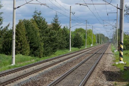 Modernizarea liniei feroviare Craiova – Caransebeș, cel mai mare proiect feroviar al Guvernului, ignorată de constructorii din industrie