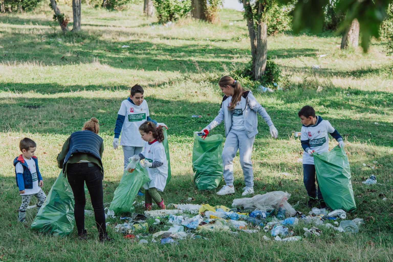 Voluntarii aduc o schimbare pozitivă în Arad: Detalii de la acțiunea de curățenie „Let’s Do It, România!”