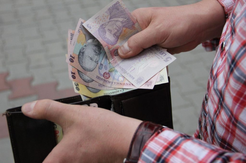 Proiect: salariul minim brut pe economie, majorat cu 300 lei de la 1 octombrie. Cu cât rămâne „în mână” angajatul