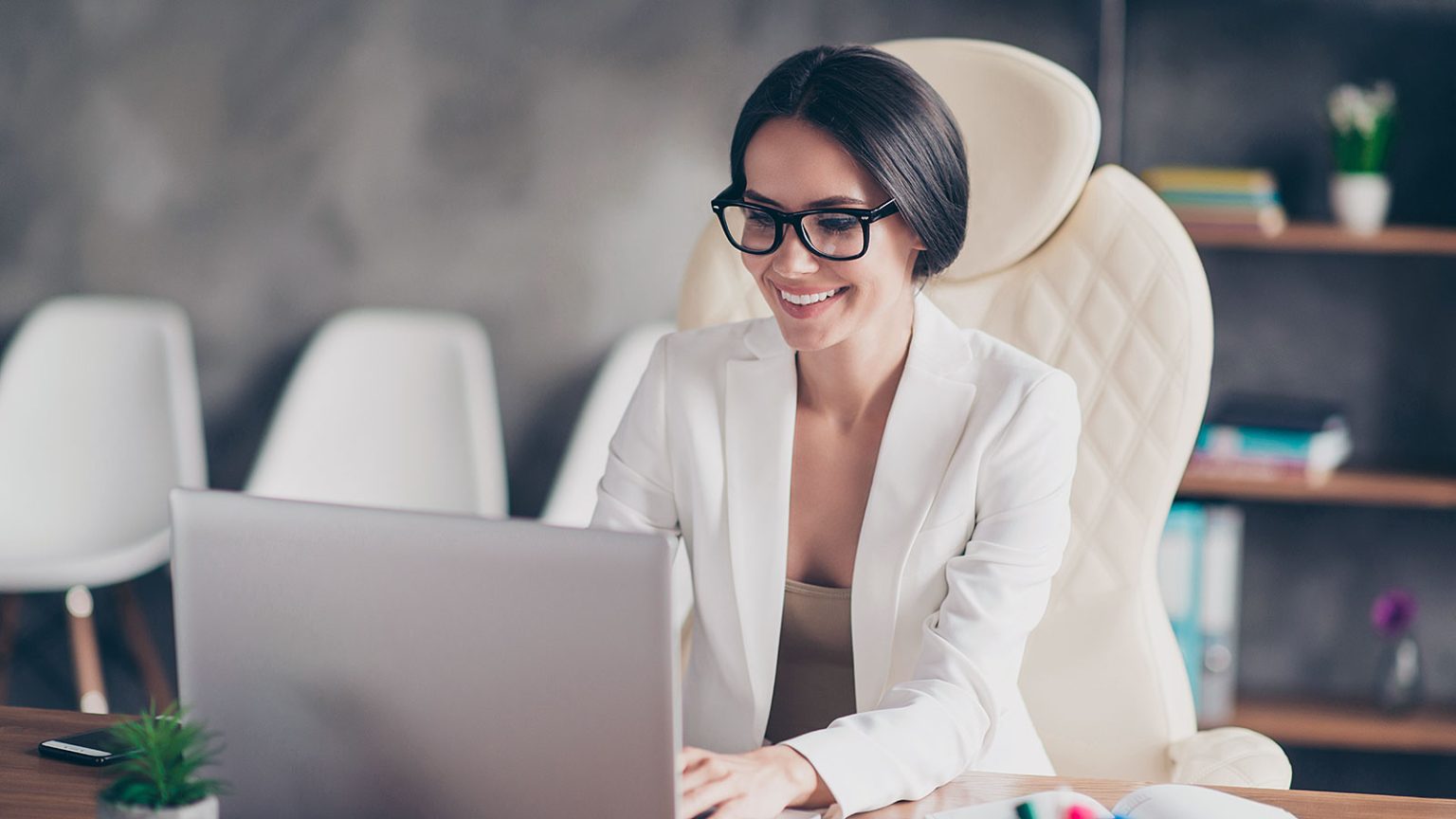 Evoluția femeilor în era digitală: program gratuit de reconversie în IT finanțat de UE și susținut de Amazon