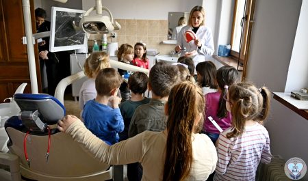 Peste 100.000 de lei de la bugetul local pentru dotarea cabinetelor medicale școlare