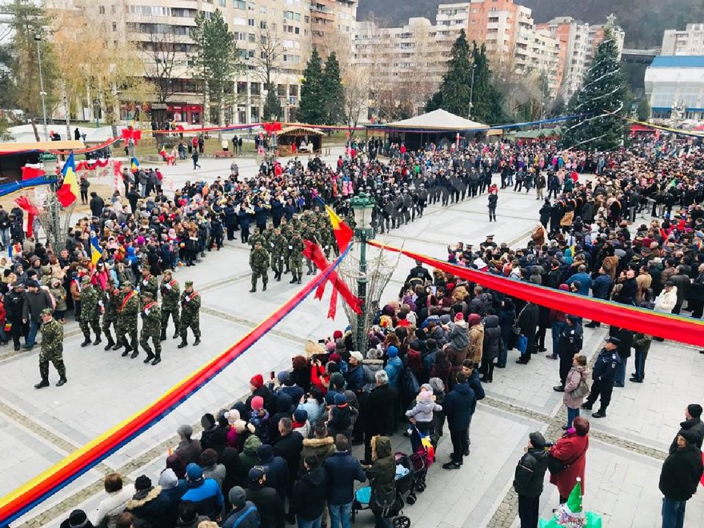 Invitație în Centrul Civic al Reșiței, de Ziua Națională a României: paradă militară, spectacol folcloric și deschiderea târgului de Crăciun