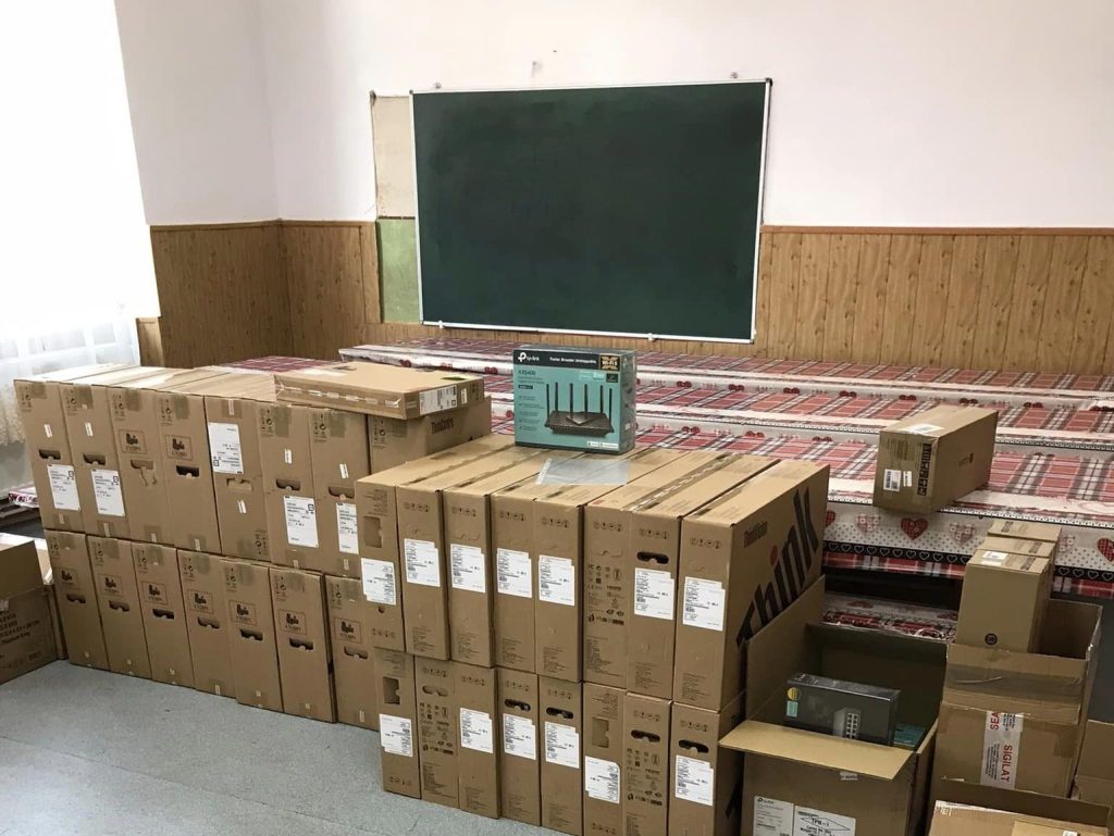Moș Crăciun a venit mai devreme pentru copiii din Eftimie Murgu: echipamente IT de ultimă generație în dotarea școlii și grădiniței