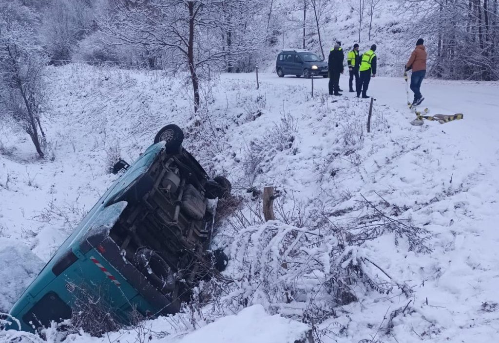 Microbuz răsturnat pe un drum înzăpezit! A fost activat Planul Roșu de Intervenție