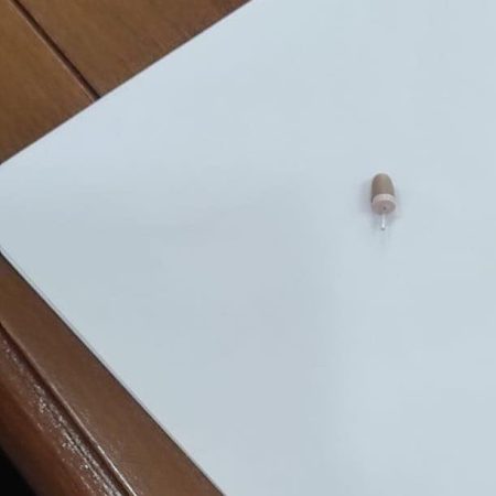 Angajat al primăriei, prins copiind cu o cască în ureche la un test de evaluare
