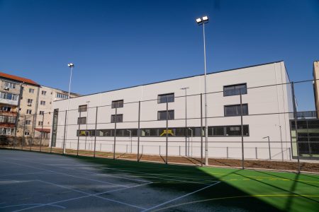 Investiţii în infrastructura sportivă şcolară: sală cu dotări moderne pentru 800 de copii