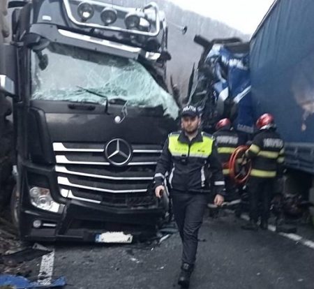 Accident grav pe DN6, între Armeniş şi Teregova. Circulaţia este blocată