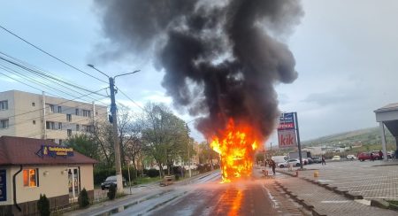 Autocar plin cu elevi, în flăcări! 30 de copii s-au autoevacuat