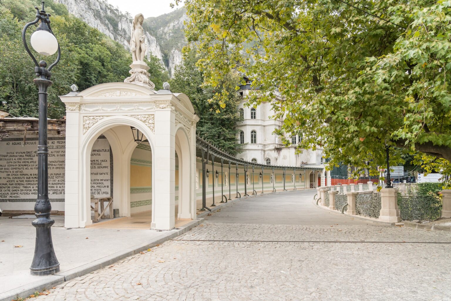 Primul pod din Europa construit în curbă, readus la strălucirea de altădată cu bani europeni