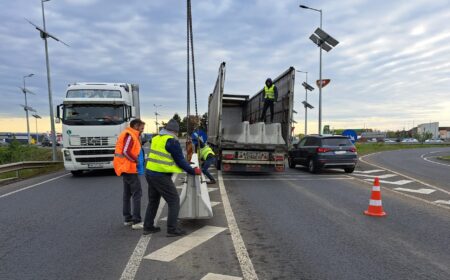 Se montează parapeţi de beton pe unul dintre drumurile cu risc mare de accidente!