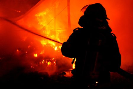Incendiu devastator la fabrica de mobilă din Bocșa: pompierii cărăşeni, sprijiniţi de cei din Timiș
