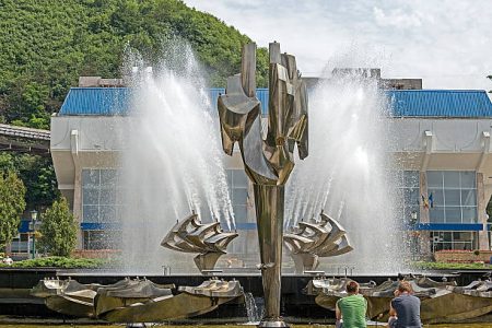 Reabilitarea unui simbol: fântâna cinetică din Reşiţa redevine funcţională începând cu luna iunie