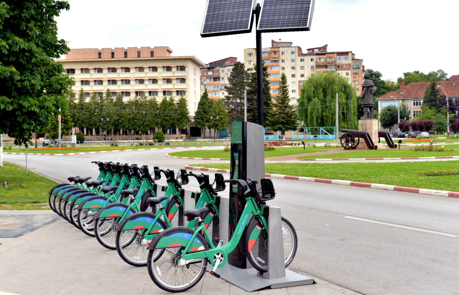Hunedoara are, începând de astăzi, un sistem de bike-sharing modern și funcțional