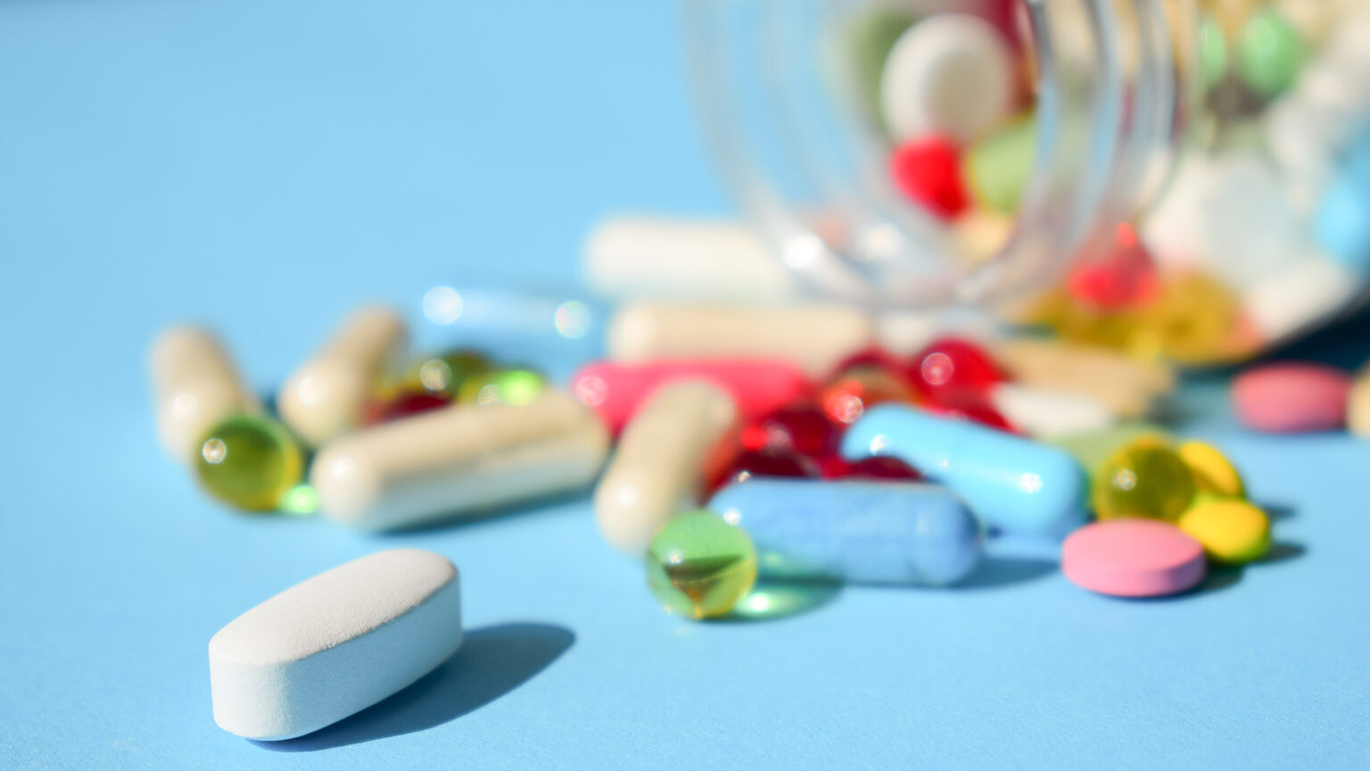 Comisia Europeană a solicitat României suspendarea autorizației pentru 45 de medicamente generice neconforme