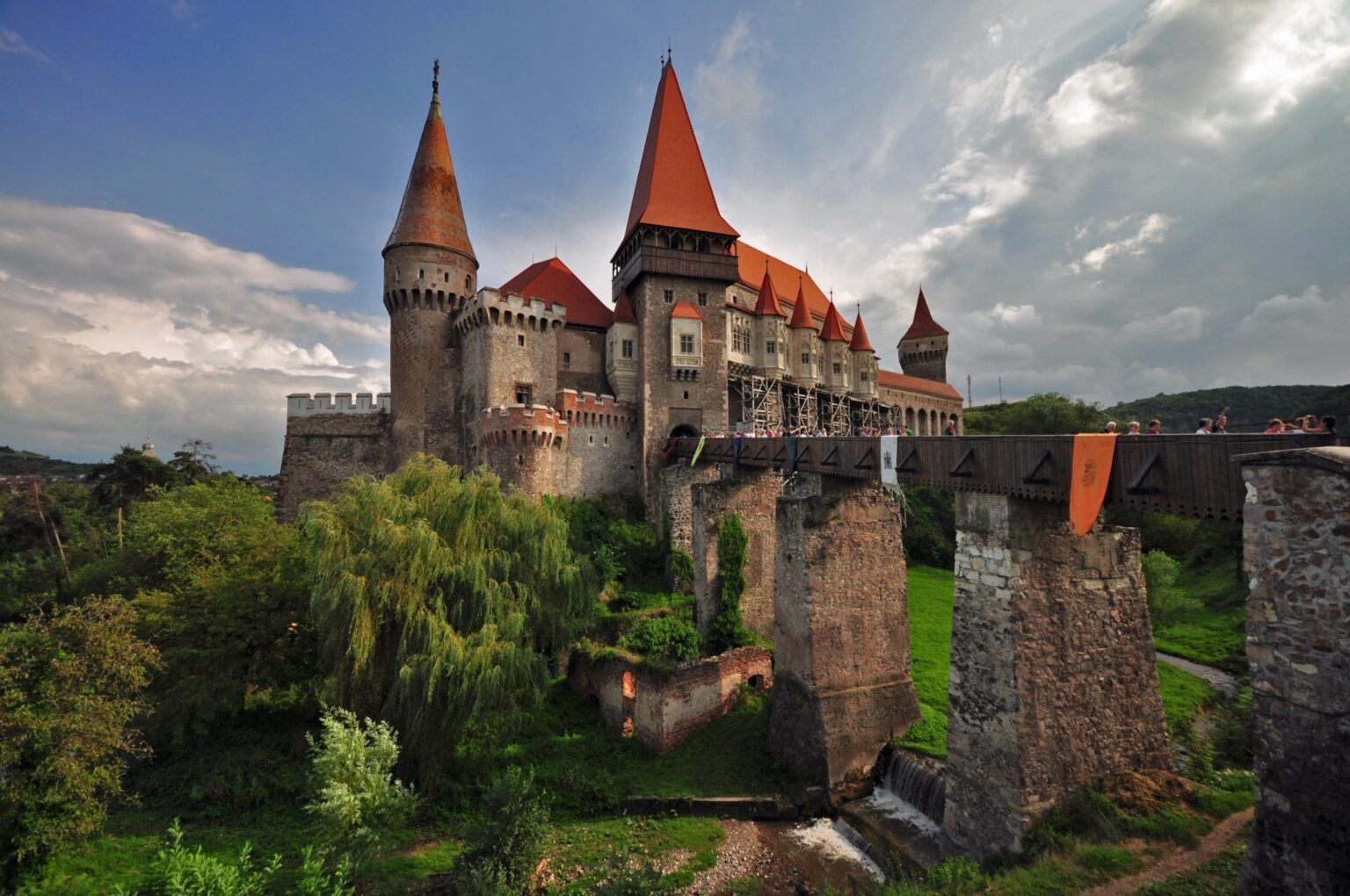 Târgul European al Castelelor aduce la Hunedoara reprezentanţi ai celor mai frumoase obiective turistice din ţară