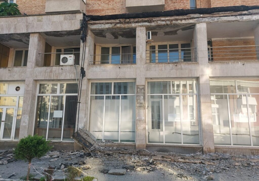 Primarul Reșiței promite amenzi după prăbușirea unei părți din Hotelul Semenic