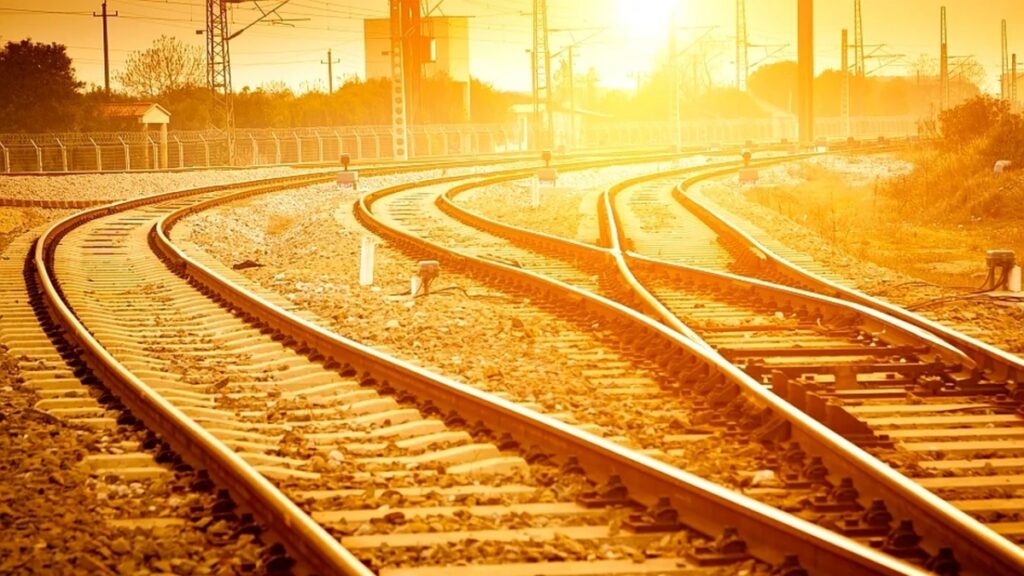 Căldura reduce viteza trenurilor. Restricţii extinse de CNAIR şi pentru transportul greu de marfă