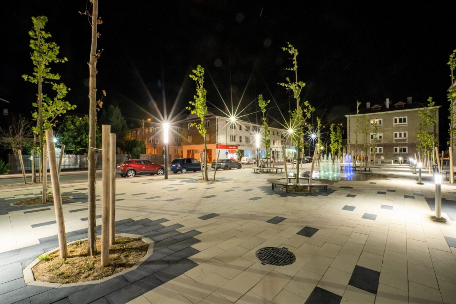 Se reabilitează trotuarele din zona parcului și a Casei de Cultură din Reșița